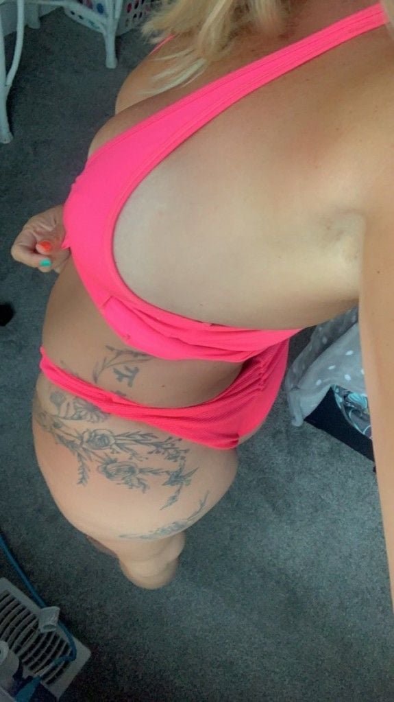 Sexy milf sending me pics #woLpT2n3